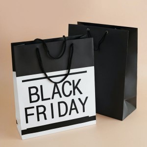 Spersonalizowana czarno-biała papierowa torba na Czarny Piątek
