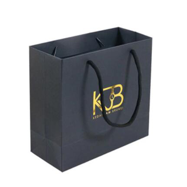 Прилагођена црна папирна кеса за жигосање фолијом са логотипом компаније са ручком од ужета