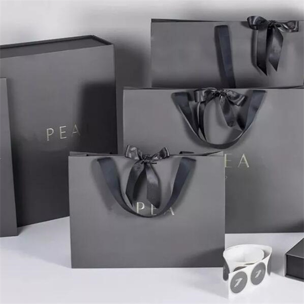 Sacos de presente Pacote de papel Saco de papel personalizado de luxo loja de roupas pretas Embalagens de varejo Sacos de transporte de presente Imagem em destaque