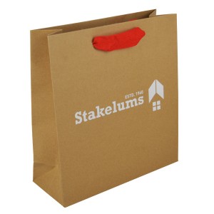 Rjava vrečka iz kraft papirja z recikliranim natisnjenim logotipom v trgovini z ročaji