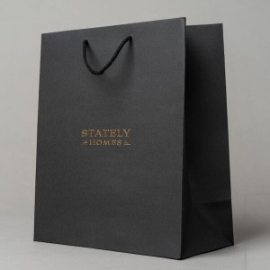 Črna papirnata vrečka po meri z vročim žigosanjem logotipa podjetja z vrvičnim ročajem