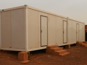 Casa de contenidors prefabricada per a campaments