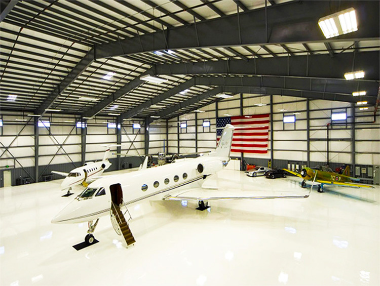 Hangar de manutenção de aeronaves com estrutura de aço pré-fabricada