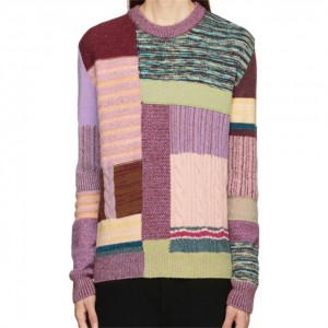 Niestandardowy sweter z długim rękawem, wielokolorowym patchworkiem i okrągłym wycięciem pod szyją