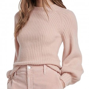 Mīksts vēja rozā maigas rievotas tīras vilnas pulovers
