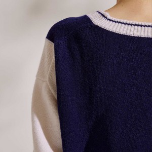Дамски пуловер с V-образно деколте и дълъг ръкав