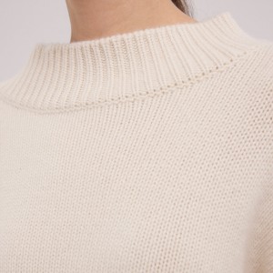 セーターの女性のニットのセーター