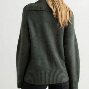 Jednobarevný dámský zelený svetr s kašmírovým výstřihem do V