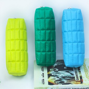 Snygg och exklusiv rutig pennväska med 6 färger och stor kapacitet, den kan användas som en perfekt present till barn, tonåringar och vuxna för dagligt bruk på skolkontor
