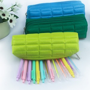 Stilingas ir prabangus 6 spalvų languotas pieštukų maišelis su didele talpa, gali būti naudojama kaip puiki dovana vaikams, paaugliams ir suaugusiems kasdieniniam naudojimui mokyklos biure.