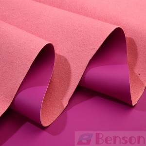 Rožinė mikropluošto odos medžiaga automobiliui sandėlyje