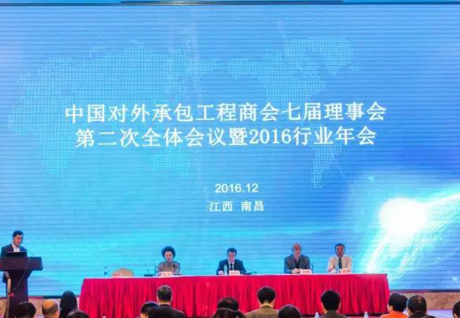 Chengdong Düşərgəsinin sədri Zhao Junyong ilk “Çin Xarici Layihə Nümayiş Düşərgəsi”nin qaliblərinə mükafatlar təqdim edir