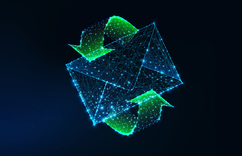 Zarf postar i ulët poligonal futuristik me ngjyra të ndezura me shigjeta me lëvizje jeshile të izoluara në sfond blu të errët.Korrespondencë, koncept pas dorëzimit.Ilustrim vektorial i dizajnit modern të rrjetës së kornizës së telit.