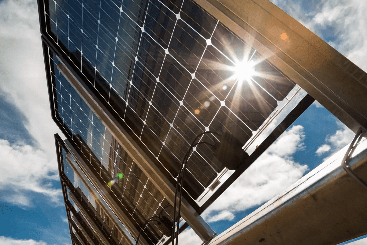 O que significam painéis fotovoltaicos dupla face de vidro duplo