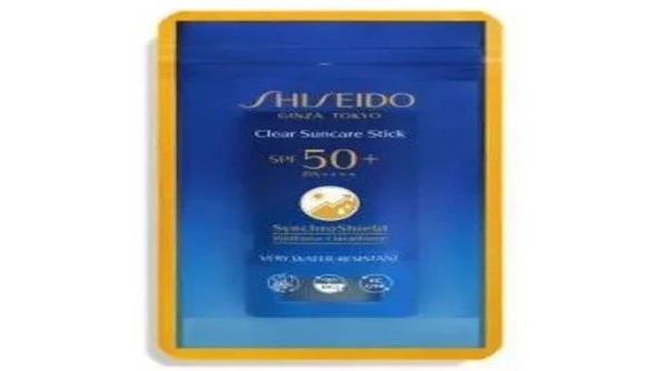 De buitenverpakking van Shiseido met zonnebrandcrème is de eerste die gebruik maakt van biologisch afbreekbare PBS-folie.