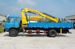 Parduodamas sunkvežimis su bortiniu kranu XCMG SQ6.3ZK3Q 6 tonų kranu