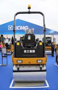 Kína 3 tonnás kis úthenger XCMG XMR303 eladó