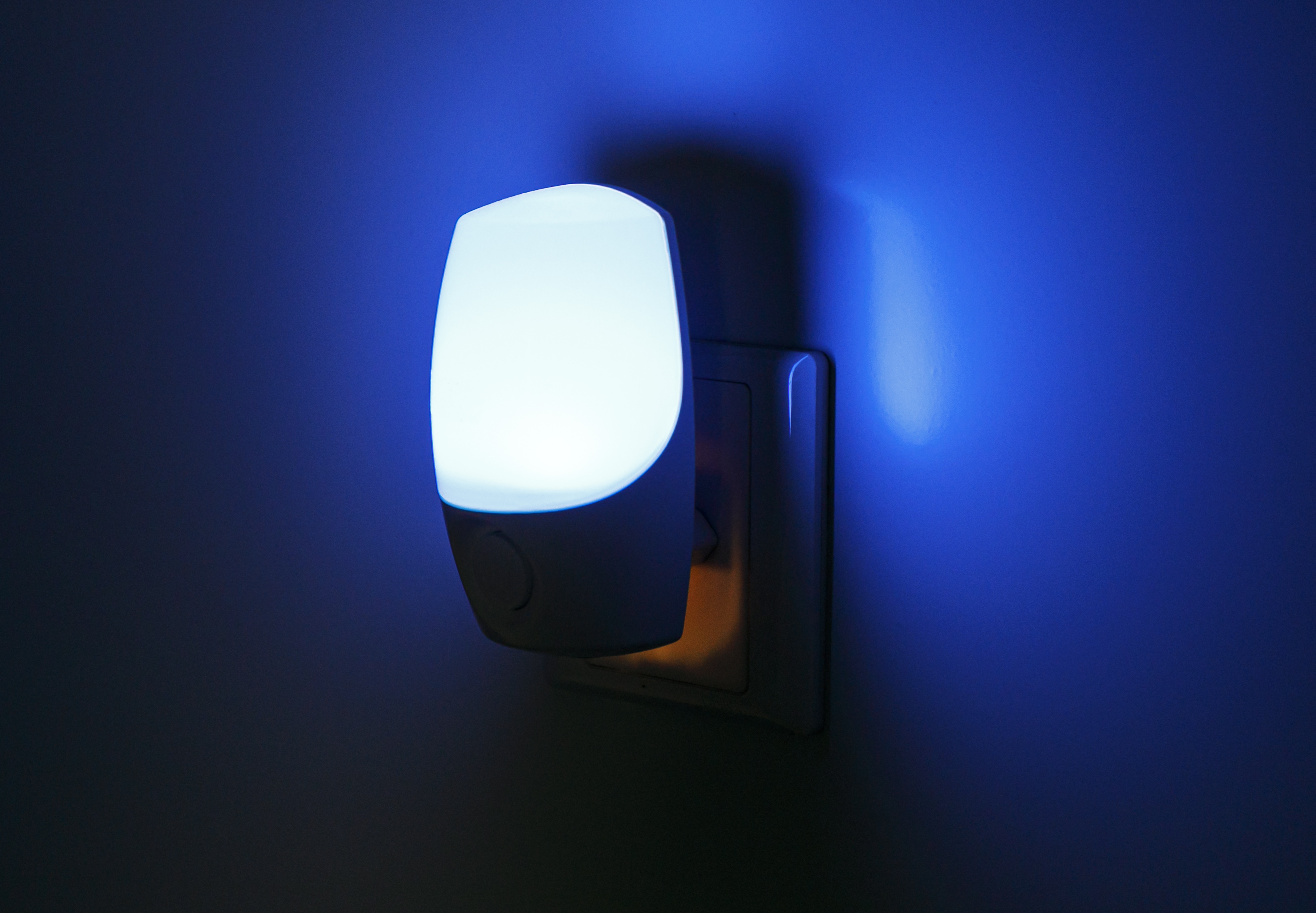 Las ventajas luminosas de las luces nocturnas enchufables para un mejor sueño y seguridad