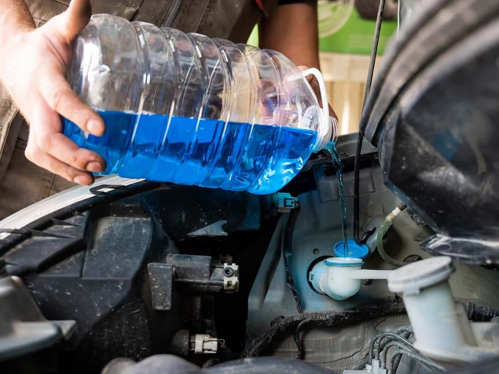 Wéi en Effekt huet ongeëmegt Autosglaswasser op Autoswischer?