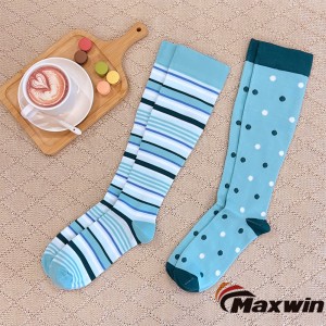 Ženske kompresijske nogavice z vzorci črt ali pik - modre