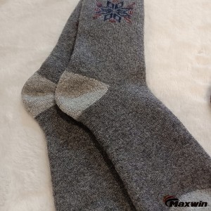Zimné dámske teplé ponožky do polovice lýtok z vlnenej zmesi s klasickým vzorom snehových vločiek