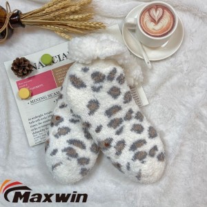 Çorape me pantofla komode për femra dimërore super të ngrohta me model bore-leopard-shirit-valë