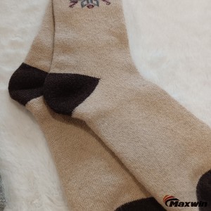 ترکیبی از جوراب‌های پشمی گرم زنانه زمستانی با الگوی برف‌ریزه کلاسیک