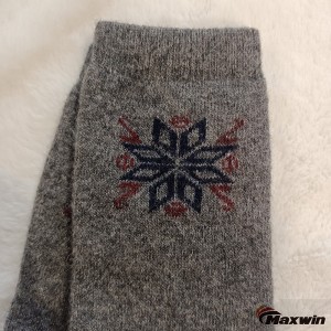 Teplé ponožky do poloviny lýtek z dámské zimní vlny s klasickým vzorem sněhových vloček