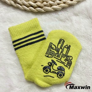 Pune dječje čarape od frotira sa zabavnim točkicama protiv klizanja