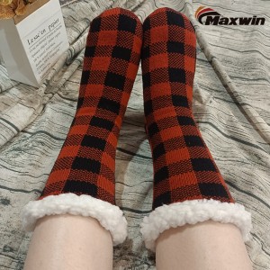 Ženske kućne udobne zimske čarape s crvenim i crnim kariranim