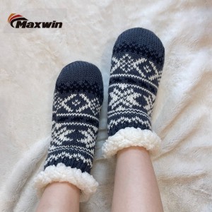 Дамски зимни пухкави чорапи с чехли с десен на снежинки
