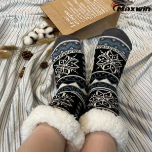 Дамски уютни зимни чорапи с десен на снежинки