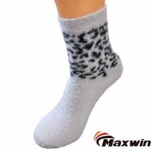 Kaus kaki lembut super hangat wanita musim semi/dingin dengan kaus kaki jacquard berkepribadian macan tutul