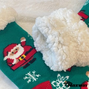Chrëschtdag Damen fuzzy Socken mat Santa Claus a Gingerbread Man
