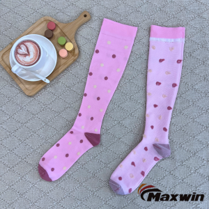 Dámské kompresní ponožky se vzorem proužků nebo teček-růžové