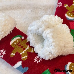 Kalzetti fuzzy tan-Nisa tal-Milied b'Santa Claus u gingerbread Man