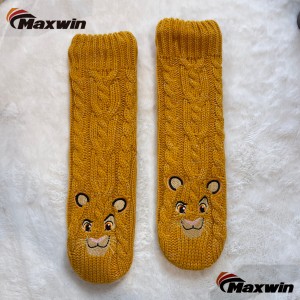 Çorape fuzzy zonjash në dimër në mes të viçit me luan