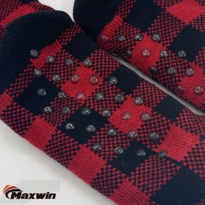 Dámské domácí útulné zimní ponožky s červeným a černým plédem