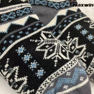 Дамски уютни зимни чорапи с десен на снежинки