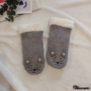 Dziecięce zwierzęce wzory z kotami Ciepłe zimowe niestandardowe antypoślizgowe kropki Przytulne skarpety w pantofle