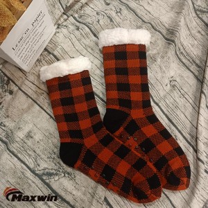 Ladies Home Cozy Winter Socks nga adunay Pula Ug Itom nga Plaid