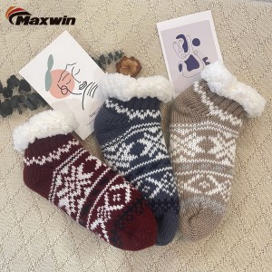Дамски зимни пухкави чорапи с чехли с десен на снежинки