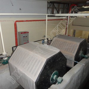 Stroj za izdelavo toaletnega papirja s cilindričnim kalupom