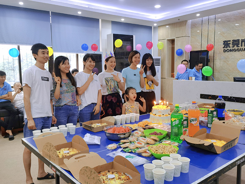 Concentrati sulla promozione della gioventù” Festa di compleanno di team building