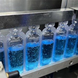 Gute Qualität China Ggs Automatische peristaltische Pumpe Kunststoffampulle, die Füllmaschine bildet Flüssigkeitsfüllversiegelungsmaschine