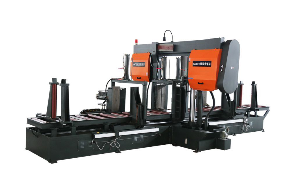 Automatic Band Sawing Machine With Front Drag And Rear Delivery Structure