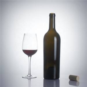 Kvalitná vínová sklenená fľaša so skrutkovacím uzáverom v bordovej farbe