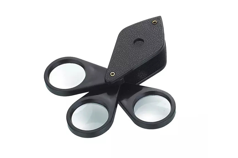 Movable handle folding magnifying glass