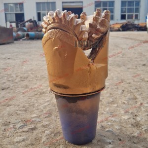 Foret tricône de rouleau de roche de dent d'acier standard de 4 5/8 pouces Api en Chine
