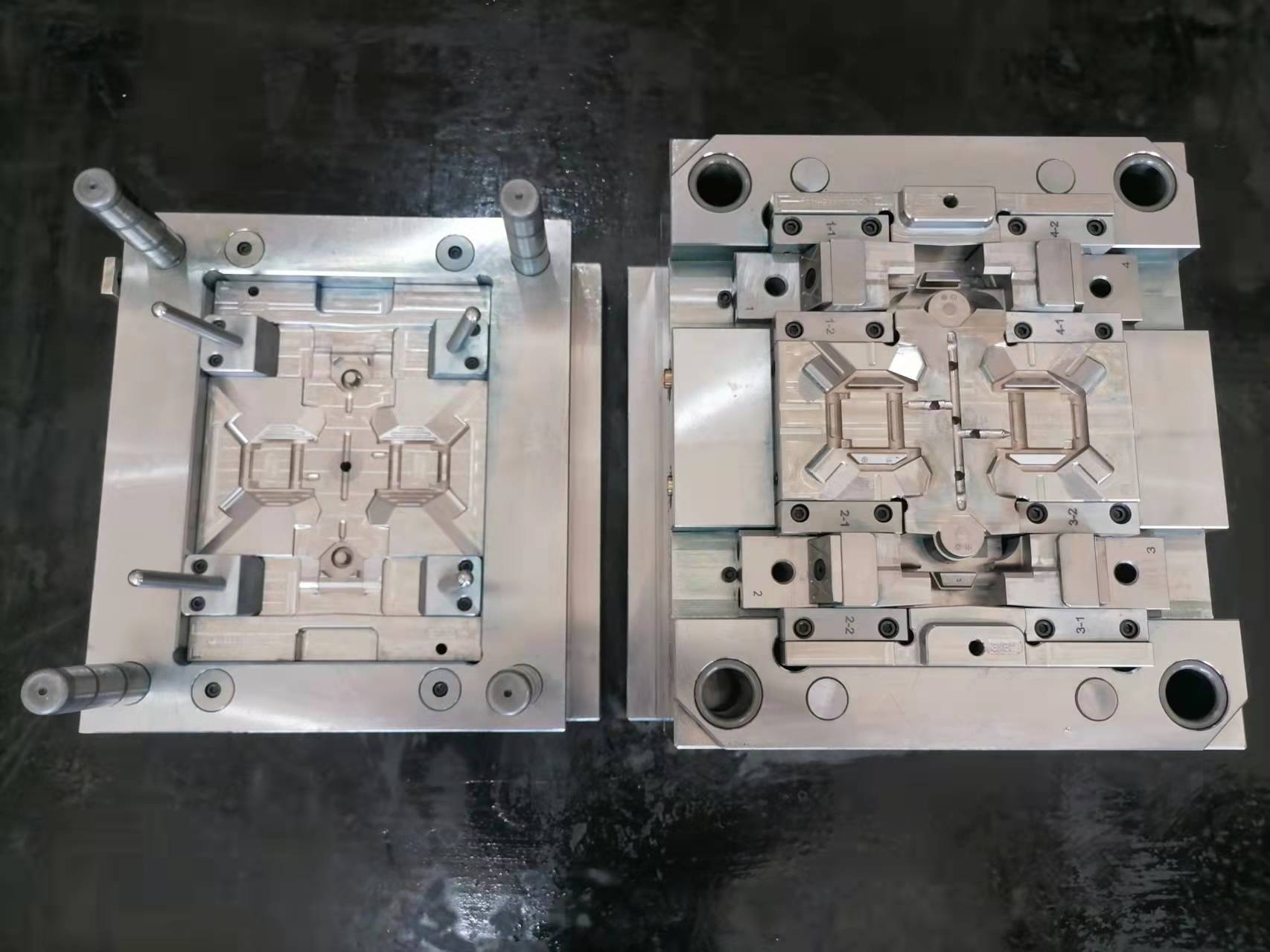 Plastic clamps components of plastic injection mold